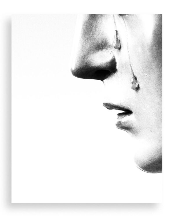 imagen de una lágrima de la virgen de la esperanza en blanco y negro