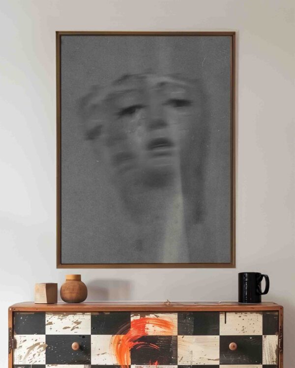 imagen de poster en salón con mueble de cuadros blanco y negros