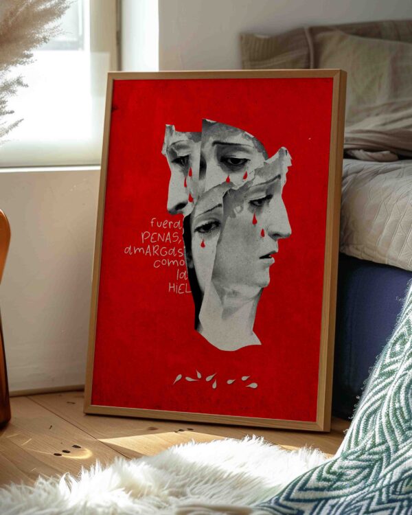 Imagen de la lámina roja con fragmentos de la cara de la virgen apoyada en la pared.