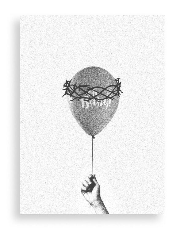 Mano sosteniendo un globo con corona de espinas en blanco y negro